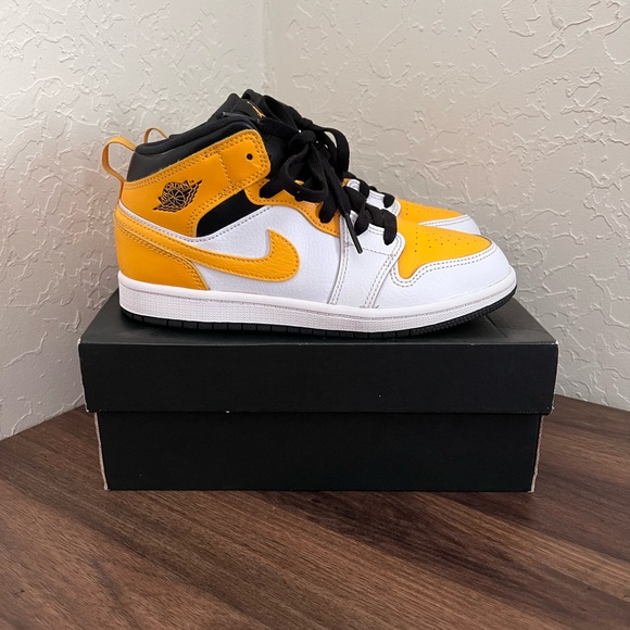Like New Kids' Jordan 1 Mid PS "University Gold" Sneakers - Picture 2 of 10